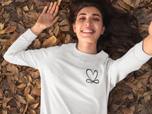 Lade das Bild in den Galerie-Viewer, Unendliche Liebe  - Unisex Organic Sweatshirt
